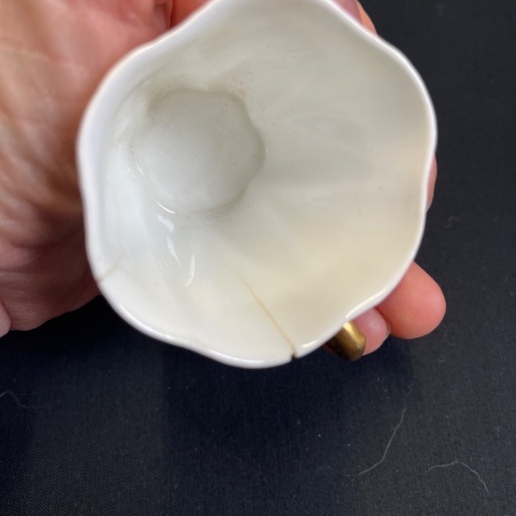 Classic White Shelley Dainty Tea Cups & Saucers - Picture 8 of 10